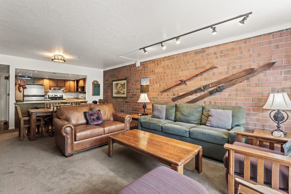 Park Station 121 has a living room with comfortable furnishings and wooden skis on the wall.