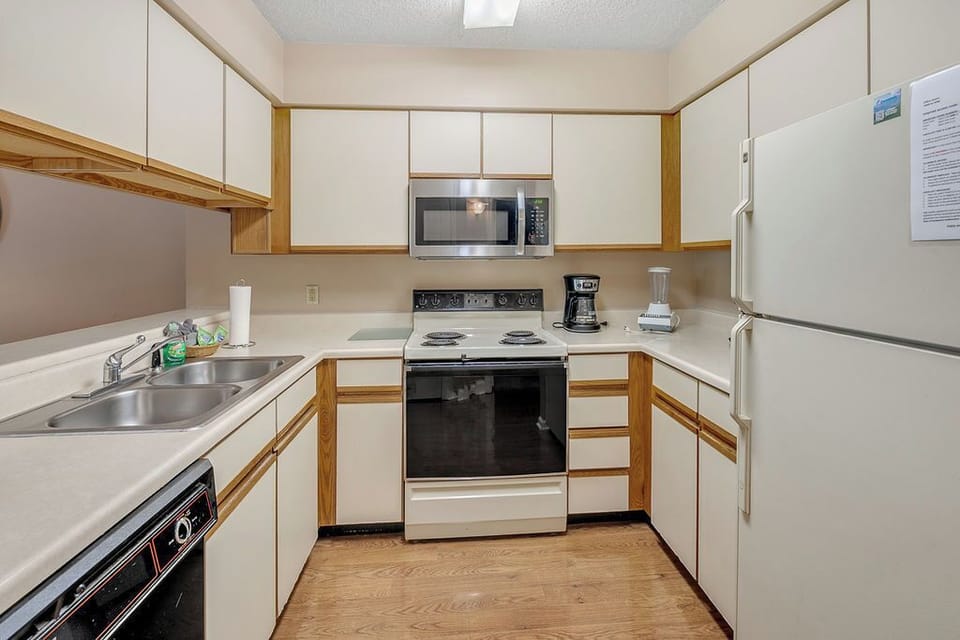 Fully  equipped kitchen - The kitchen has full size appliances and are fully equipped for preparing a full meal or just a cup of coffee.