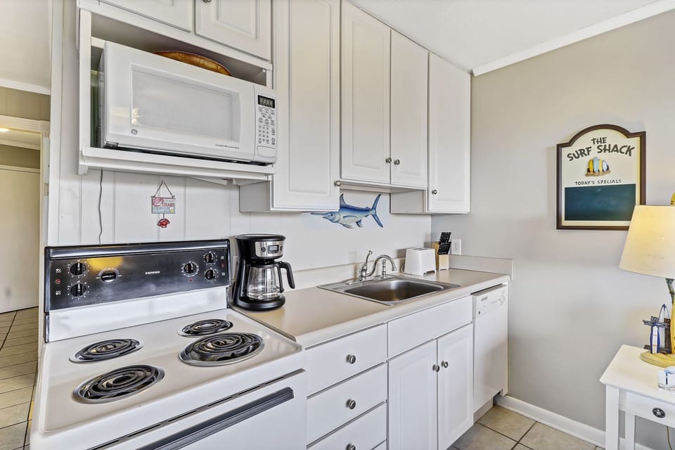 Kitchen - Efficient all white kitchen