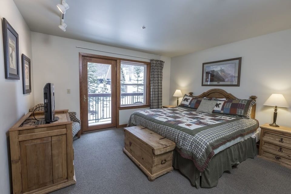 Split king bed can be made into twins.