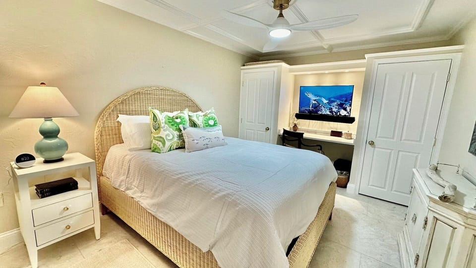 Queen bed, built-in desk, Smart TV