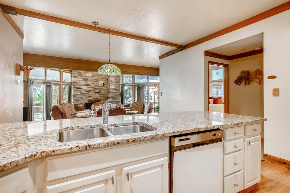 Open floor plan mountain views - ParkCityLodging_PowderRunC11_Kitchen3