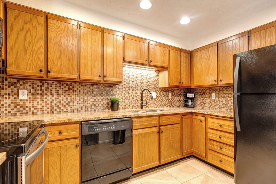Park Station 124 has a well equipped kitchen with granite countertops and wood cabinets.