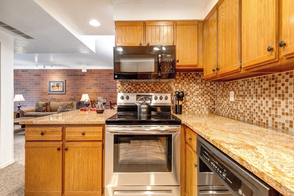 Park Station 124 has a well equipped kitchen with granite countertops and wood cabinets.