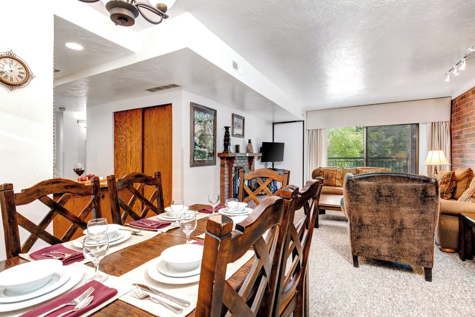 Park Station 124 has a dining area with seating for 6 guests.