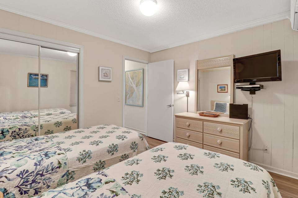 Beachwood Place 2G- 2nd bedroom - Two twin beds are in the guest bedroom.