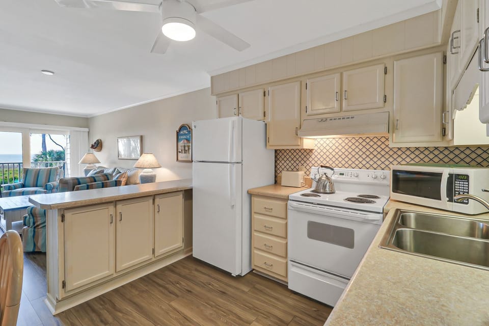 Beachwood Place 2G- Kitchen - Great spot to make all this memorable vacation meals with the family.