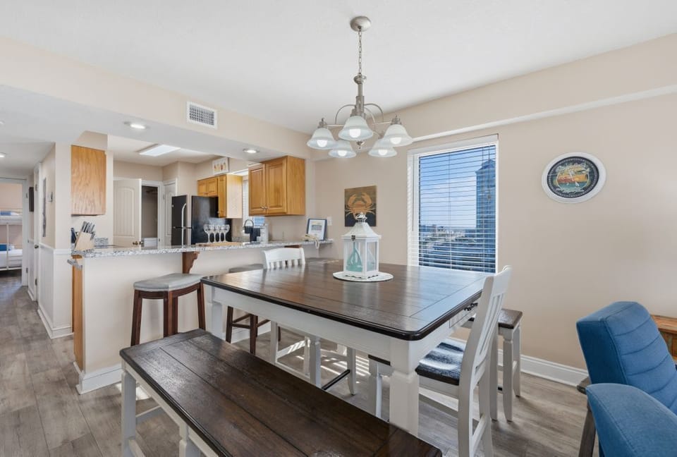 Boardwalk 781 Dining Table Seats 6