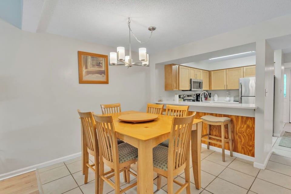 dinning with pass through bar to the kitchen