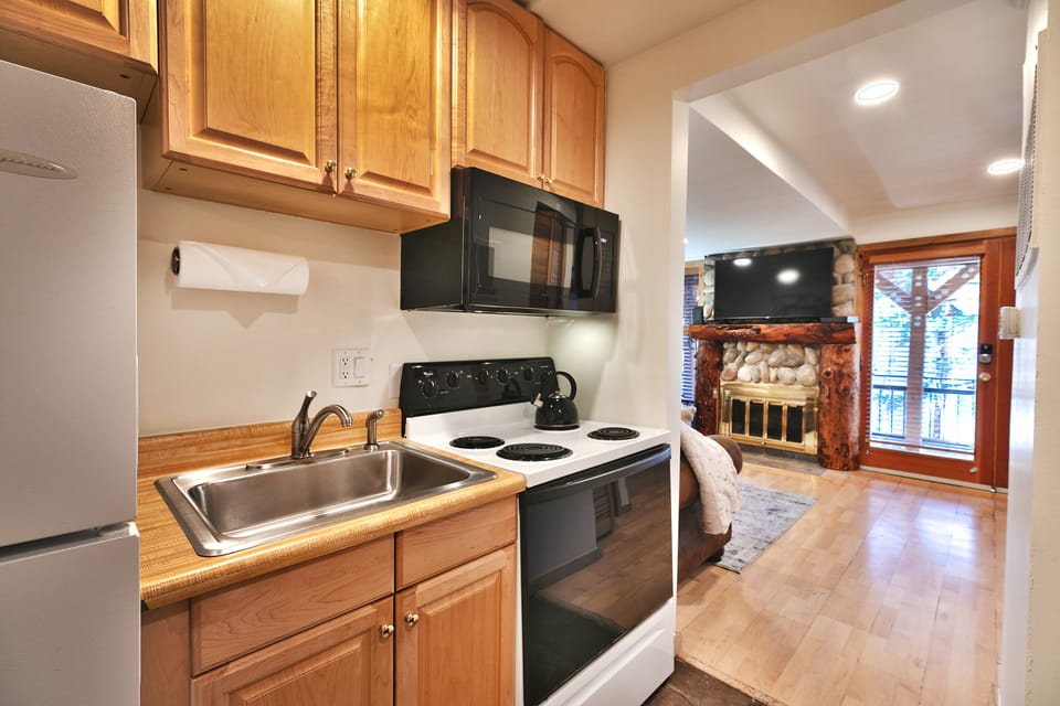 Fully equipped kitchen, over the range microwave and electric stove