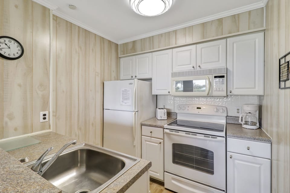 Kitchen - Full sized kitchen for all those fun vacation meals and snacks!