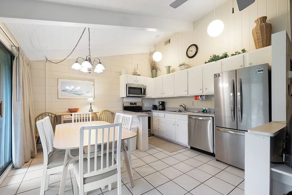Kitchen/Dining Area - New Stainless appliances