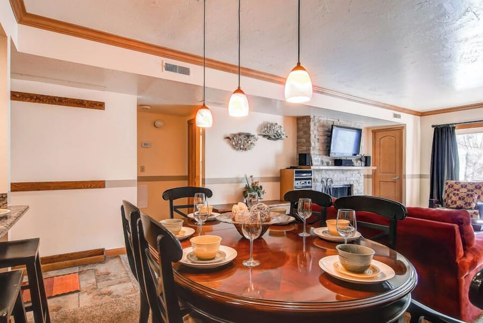 Park Station 139 has a dining area with seating for 6.