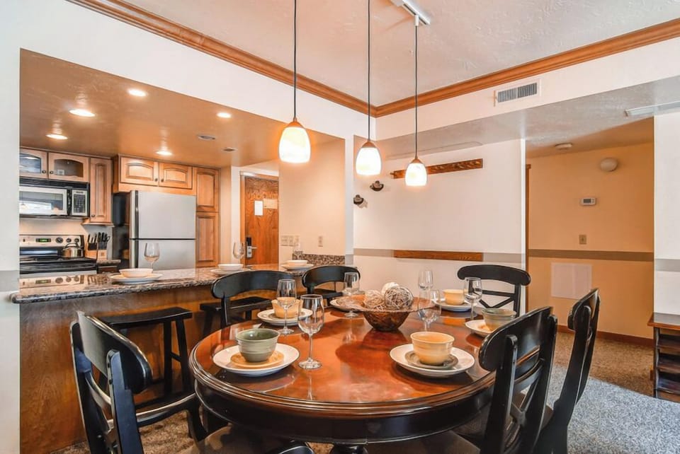 Park Station 139 has a dining area with seating for 6.