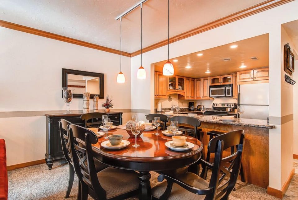 Park Station 139 has a dining area with seating for 6.