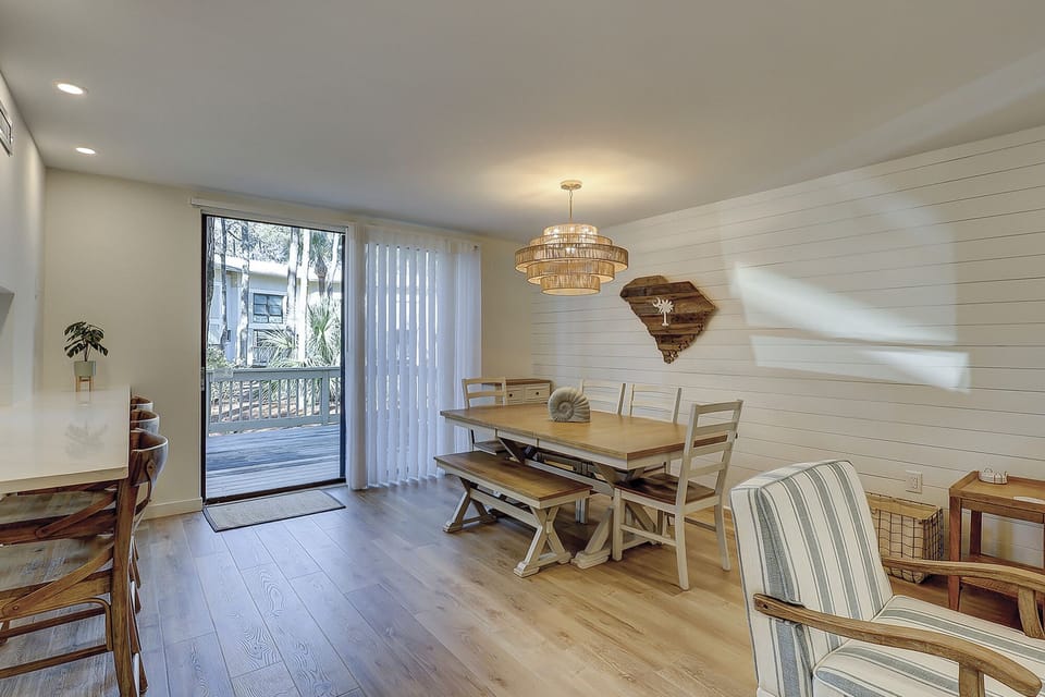 Dining - Cozy living and dining space, perfect for hanging out and enjoying a meal with friends and family.