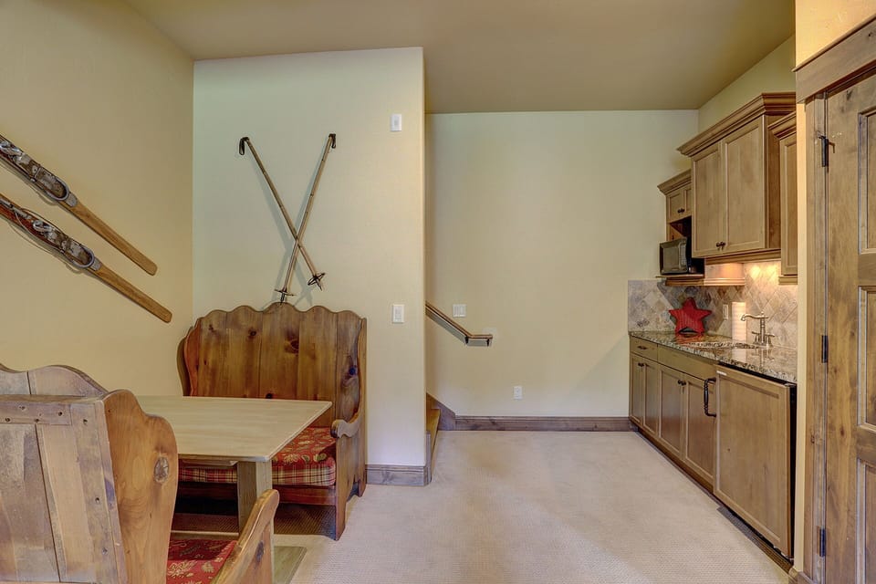 Wet bar and seating