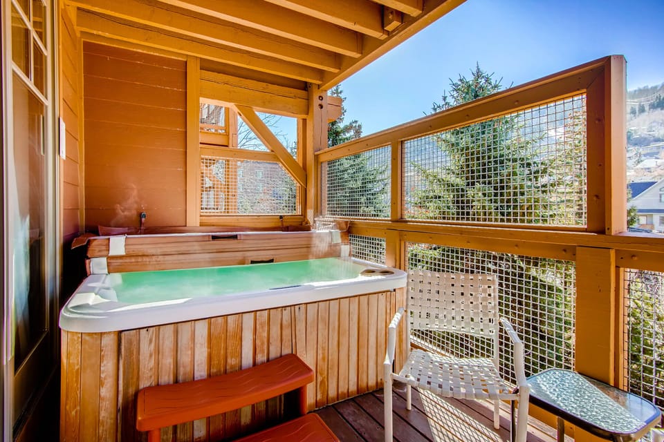 Private hot tub - ParkCityLodging_TownPointeB203_HotTub