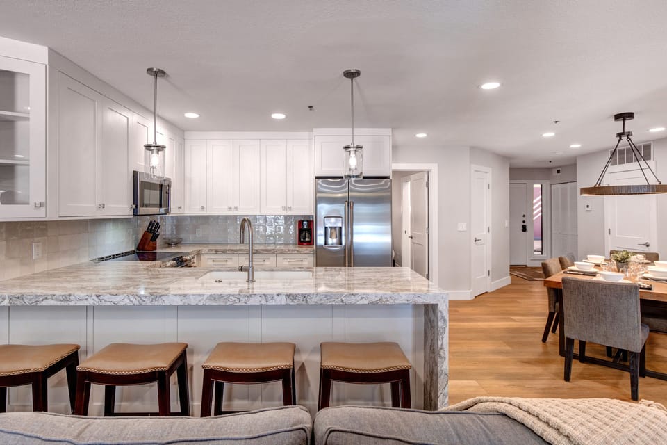 The breakfast bar offers seating for 4 guests.