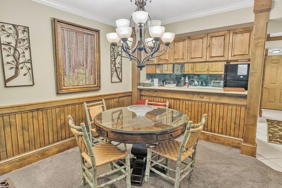 nice pass through bar to kitchen area