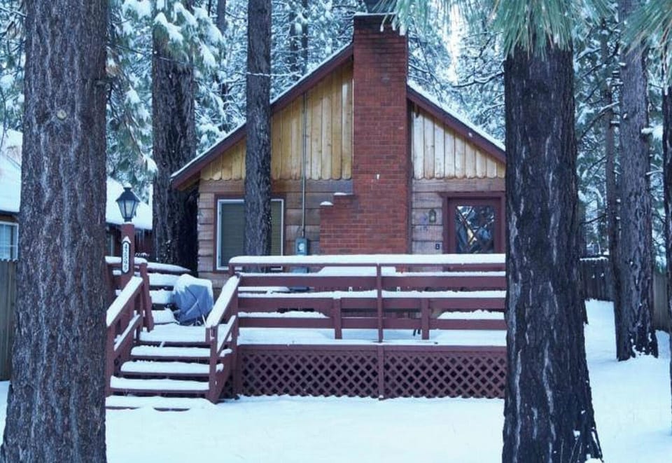 Snow covered Big Bear Cool Cabins, Cottage in the Pines front
