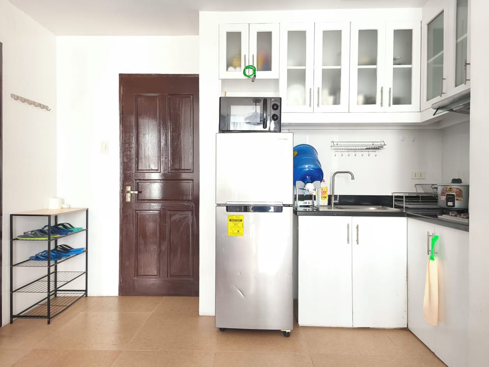 Full-size fridge, microwave, stovetop, dishwasher