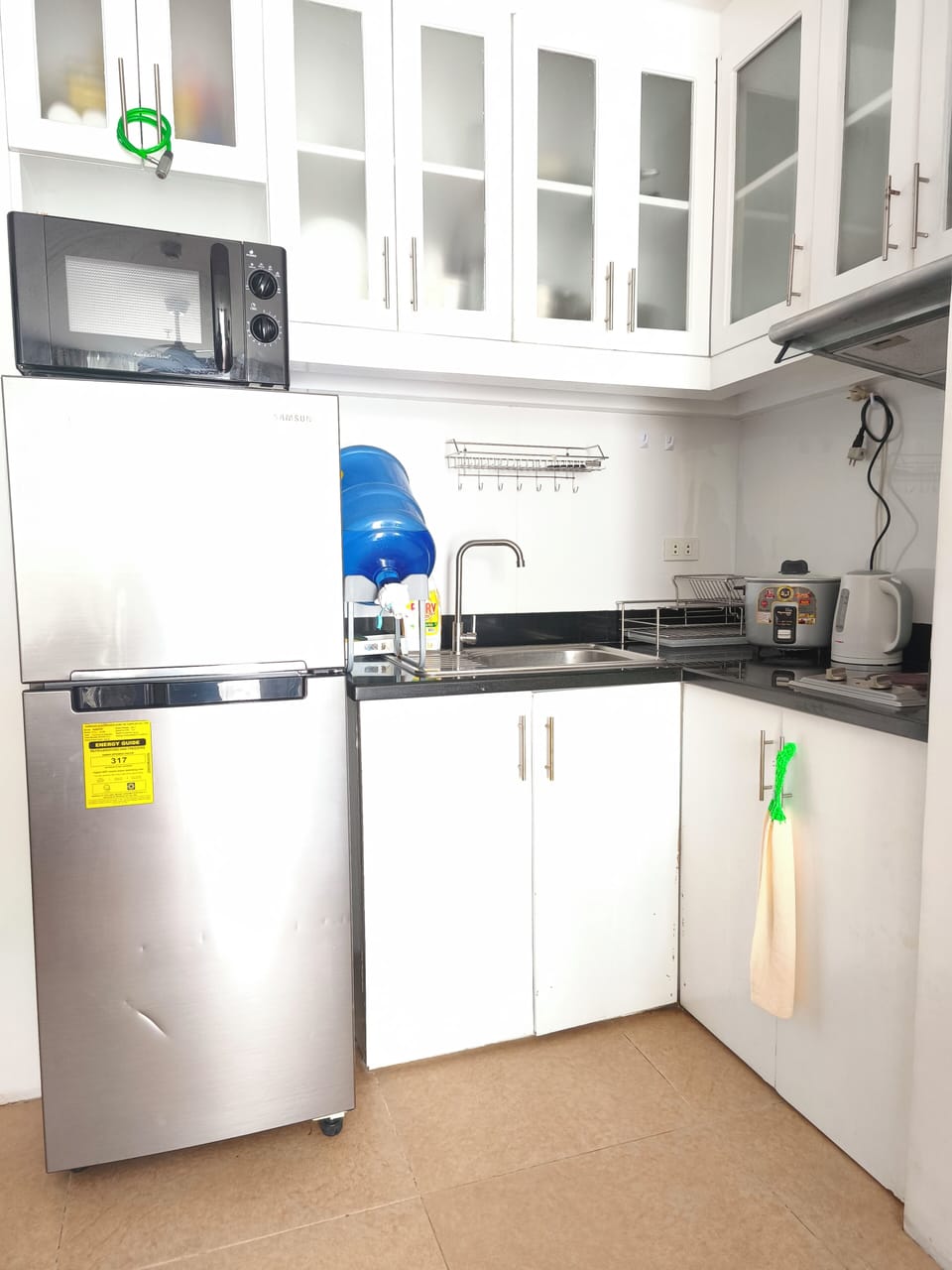 Full-size fridge, microwave, stovetop, dishwasher