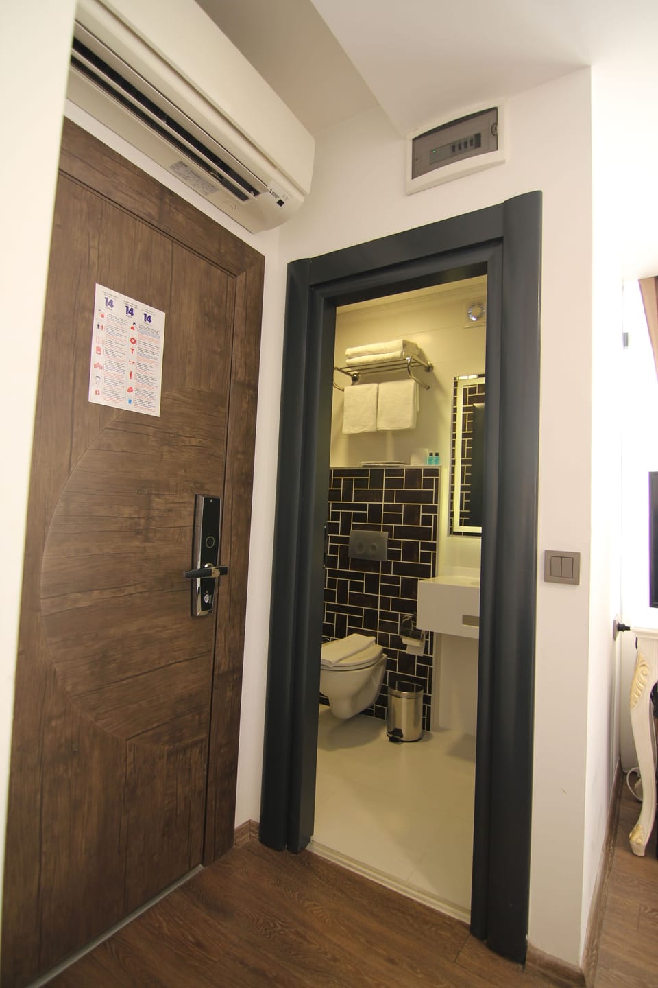 Deluxe Room | Bathroom | Shower, free toiletries, hair dryer, slippers