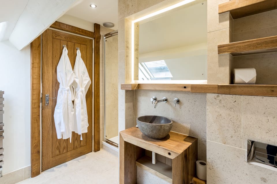 Premium Double Room, 1 King Bed | Bathroom | Designer toiletries, hair dryer, bathrobes, towels