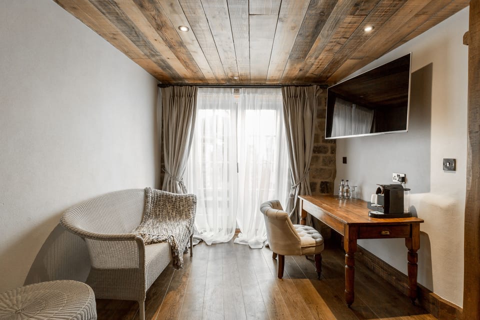 Premier Double Room, 1 King Bed | Living area | Flat-screen TV