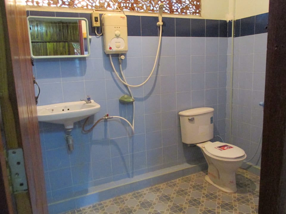 Deluxe Triple Room, Non Smoking, Pool Access | Bathroom | Shower, free toiletries, towels