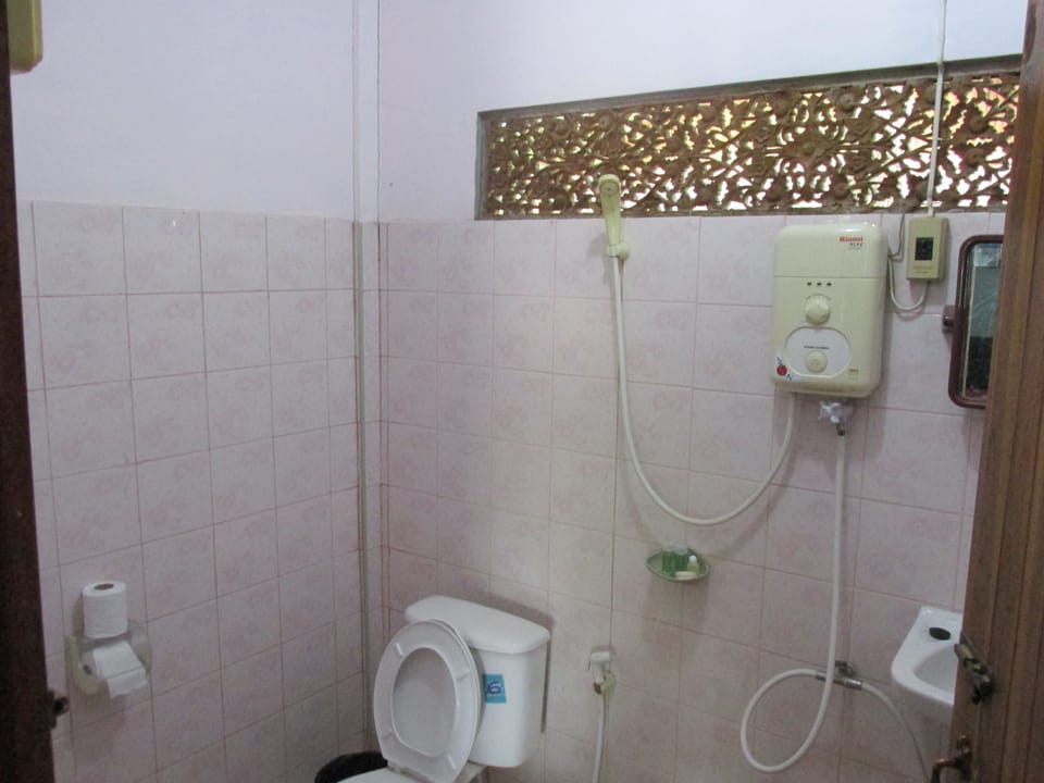 Standard Double Room, 1 Queen Bed, Non Smoking, Pool Access | Bathroom | Shower, free toiletries, towels