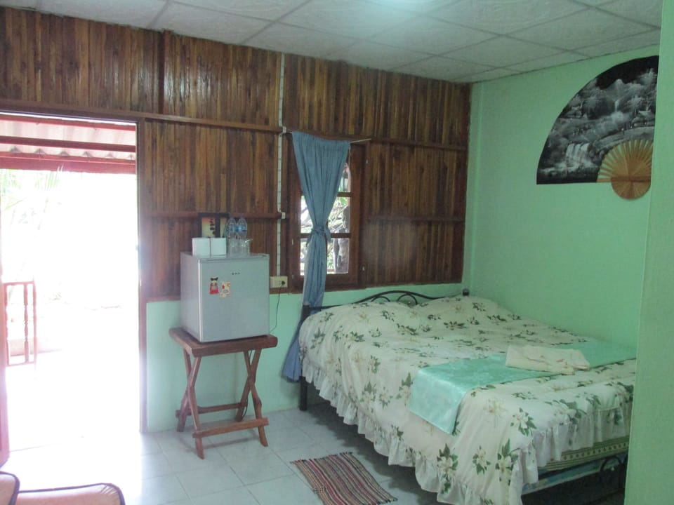 Standard Double Room, 1 Queen Bed, Non Smoking, Pool Access | Free WiFi, bed sheets