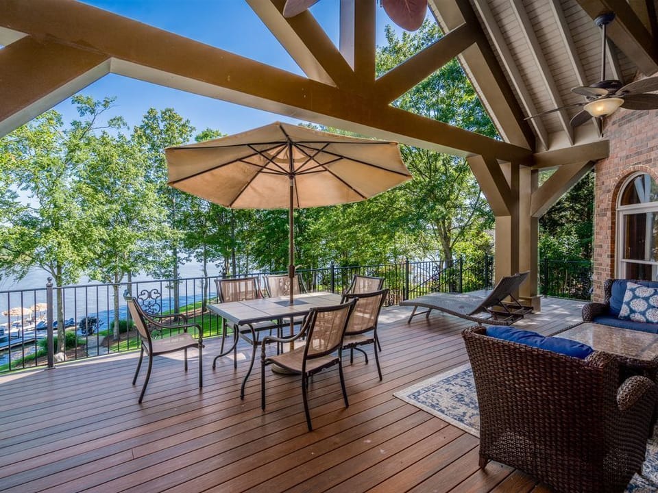 Lake right in your back yard