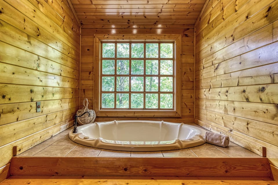 Very Large Jacuzzi Tub in 2nd Floor Master Bedroom!! 