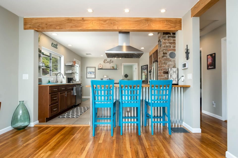 Large chef's kitchen with eat up bar