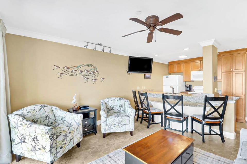 Living/Dining area - Great for gatherings and family time