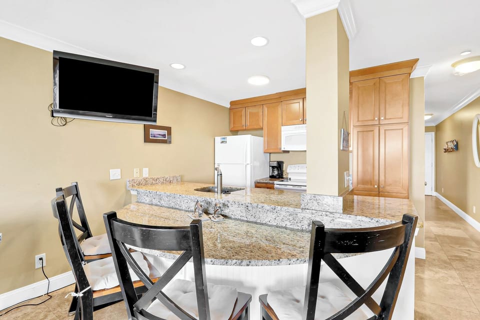 Dinning area - Fully equipped kitchen with dinning area