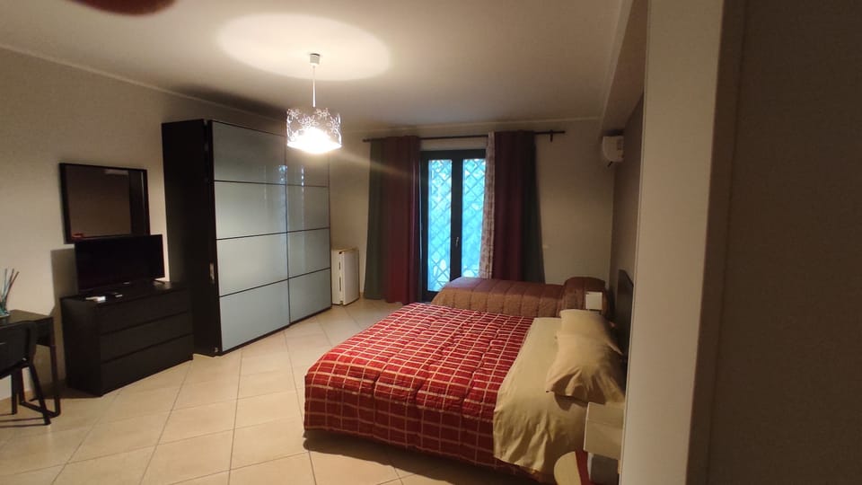Deluxe Room, 1 Bedroom, Ensuite, Ocean View | Frette Italian sheets, premium bedding, Select Comfort beds, desk