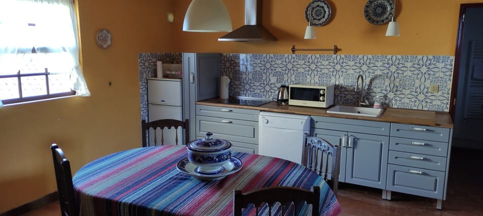 Traditional Cottage, 1 Bedroom, Kitchen, Garden Area (CASA DO TANQUE) | Private kitchen | Shared fridge, microwave