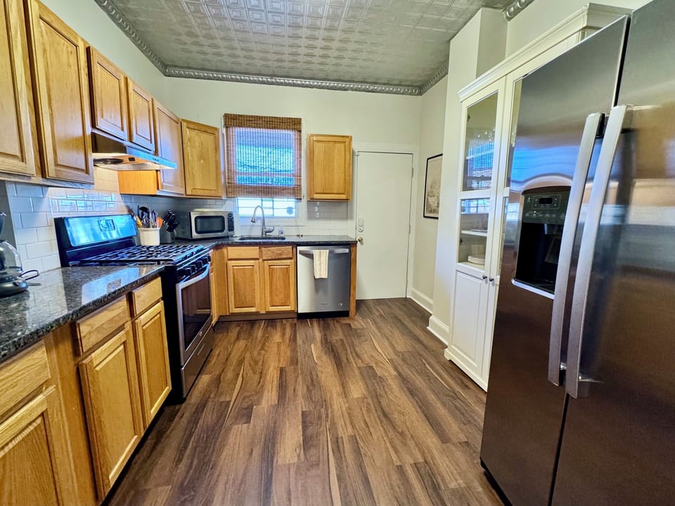 Kitchen (main floor)
