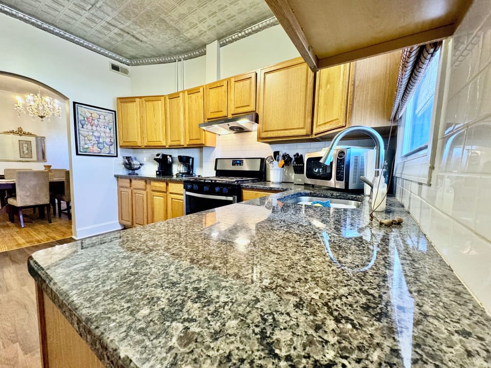 Kitchen (main floor)