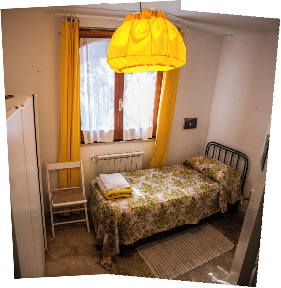 Single bed bedroom