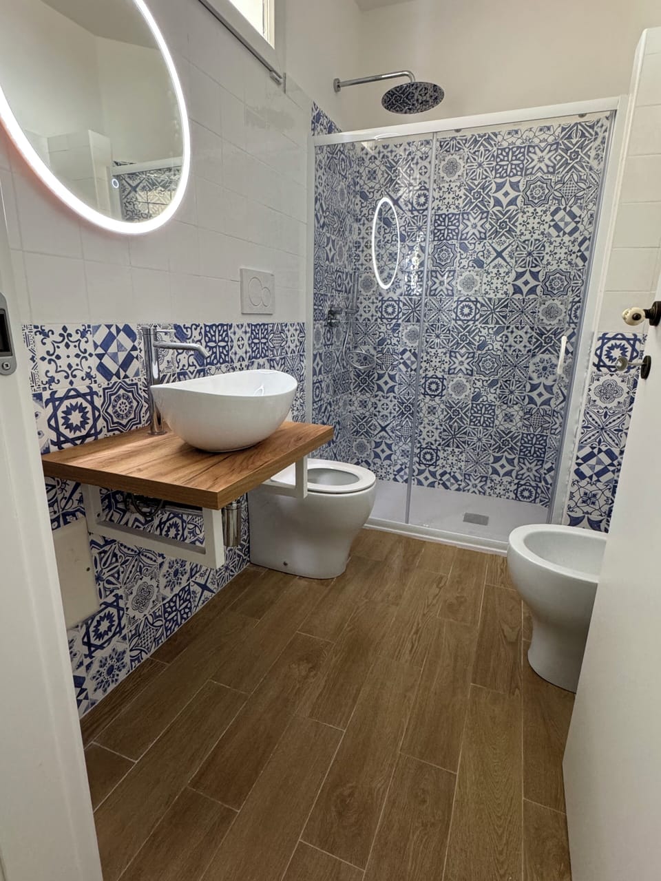 Comfort Double Room | Bathroom | Shower, rainfall showerhead, free toiletries, hair dryer
