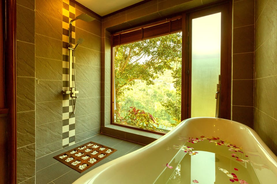 State Villa Twin | Bathroom | Separate tub and shower, free toiletries, hair dryer, bathrobes