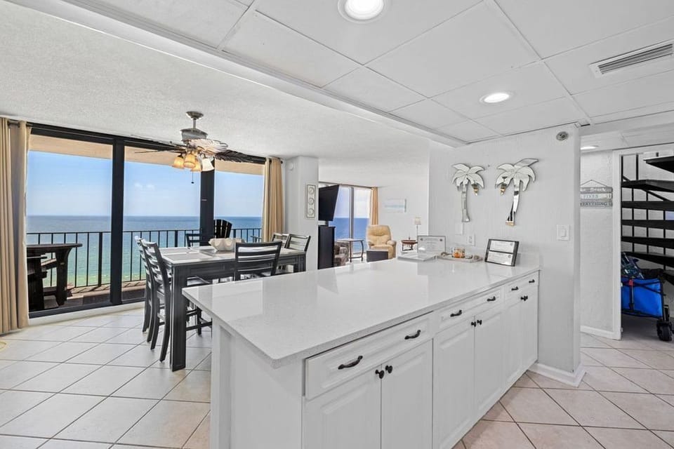 Island kitchen quartz counter 