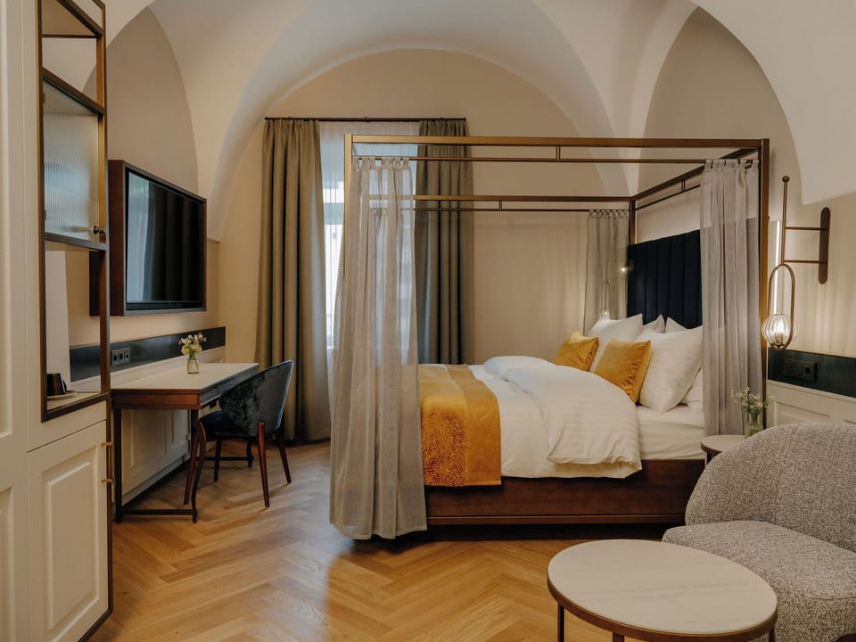 Deluxe Double Room | Hypo-allergenic bedding, minibar, in-room safe, free WiFi
