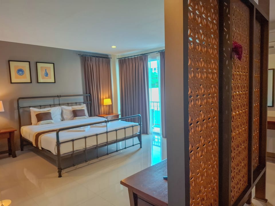 Junior Suite | In-room safe, desk, blackout drapes, free WiFi