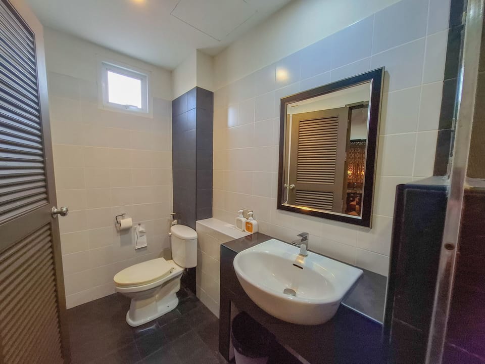 Junior Suite | Bathroom | Shower, rainfall showerhead, free toiletries, hair dryer