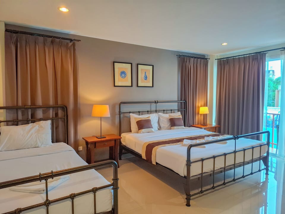 Junior Suite | In-room safe, desk, blackout drapes, free WiFi